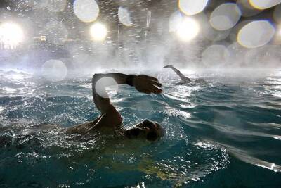 Врач объяснил, кому нельзя плавать в «зимних» открытых бассейнах - vm.ru - Москва