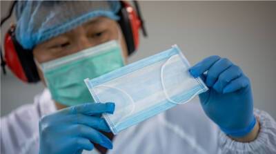 В Японии создали защитную маску, которая светится при контакте с коронавирусом