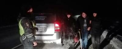 Сотрудники ДПС помогли жителям Татарска, чья машина вечером сломалась на трассе