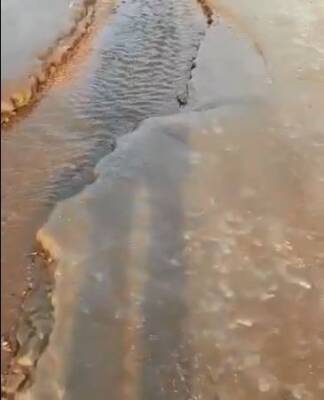 В одном из поселков Копейска четвертый день течет ручей из воды и фекалий