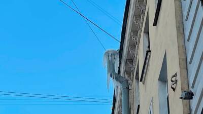 Жители Петербурга сняли на видео счищающего снег с крыши без страховки коммунальщика