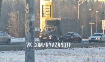 На Куйбышевском шоссе Рязани Mercedes-Benz столкнулся с тремя Volkswagen’ами, пострадал двухмесячный ребёнок