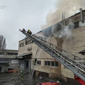 В Киеве произошел пожар в офисно-складском помещении. Фото