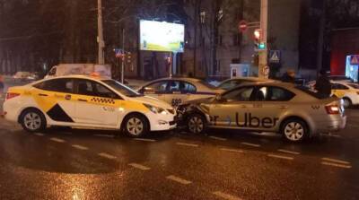 При столкновении легковушек на перекрестке в Минске пострадал пассажир