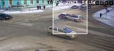 Кроссовер в Петрозаводске врезался в легковушку и протащил ее несколько метров (ВИДЕО)