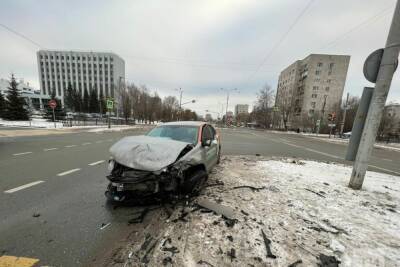 В Казани при столкновении машин одна вылетела на тротуар