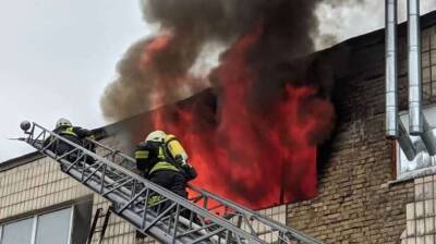 В Киеве горит офисное здание