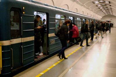 Двери вагона сломали ребра пенсионерке на станции метро «Звенигородская»