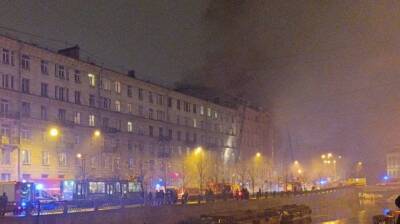 Огонь вновь охватил историческое здание на Васильевском острове в Петербурге