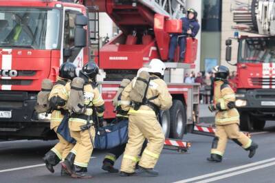 На юго-запад Петербурга несутся пожарные машины к охваченному пламенем цеху