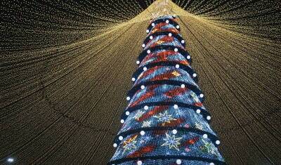 В Уфе включили новогоднюю иллюминацию и световые инсталляции с гирляндами