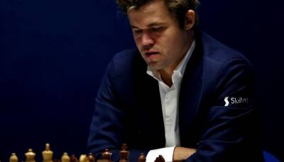Карлсен досрочно выиграл матч с Непомнящим и защитил звание чемпиона мира по шахматам
