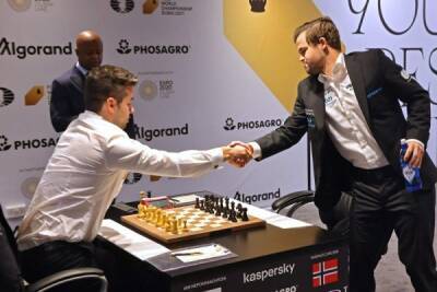 Магнус Карлсен досрочно победил Яна Непомнящего и сохранил шахматную корону