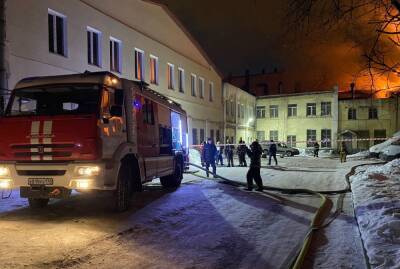 В Кировском районе Петербурга горит цех завода «Армалит»