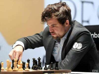 Норвежец Карлсен пятый раз выиграл звание чемпиона мира по шахматам, досрочно обыграв россиянина Непомнящего