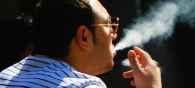 В Госдуме предложили ввести штрафы за курение рядом с беременными и детьми