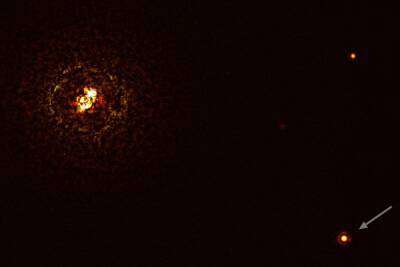 Астрономы сфотографировали гигантскую планету, вращающуюся вокруг суровой двухзвездной системы в 6 раз массивнее Солнца