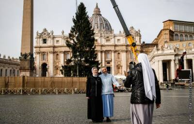 В Ватикане зажгли рождественскую ель на площади Святого Петра