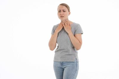 Сиплый голос и неприятный запах изо рта могут указывать на рак гортани