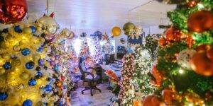 Немецкий коллекционер установил у себя в квартире 444 рождественские елки