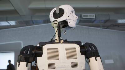 В России создали робота-консьержа, который проверяет QR-коды