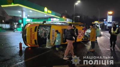 В Киеве перевернулась машина «скорой помощи», есть пострадавшие
