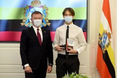 Шесть подростков получили первые в своей жизни паспорта из рук главы Курской области