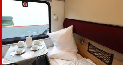 В российских поездах пассажиров нижних полок хотят обязать уступать место у стола