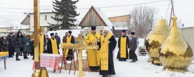 В Кировском районе Новосибирска освятили купола и кресты строящегося храма