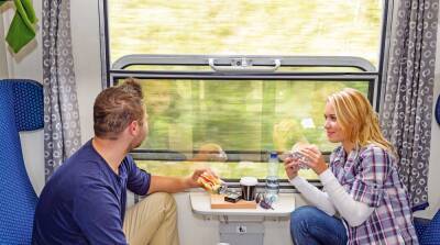 Минтранс хочет обязать пассажиров нижних полок поездов уступать столик для еды