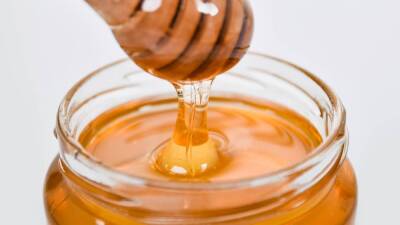 Диетолог Ковальков: мед и сухофрукты могут спровоцировать скачок сахара в крови