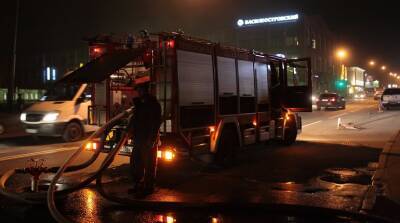 Пожарные залили водой разгоревшийся вагончик строителей на бульваре Александра Грина