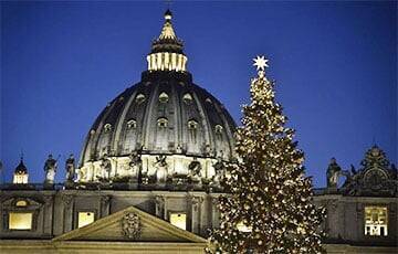 На площади Святого Петра в Ватикане зажгли огни на рождественской ели