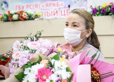 Из перинатального центра в Якутии выписали родившую 14-го ребенка маму