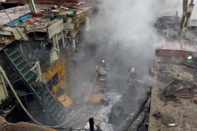 В Астрахани потушили пожар на грузовом судне