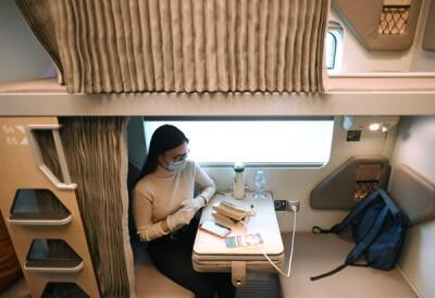 В России предложили обязать пассажиров уступать места у столиков в поезде