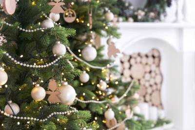 Как украсить елку к Новому году: главные тренды и советы дизайнера