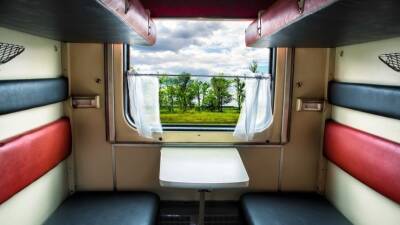 Пассажиров нижних полок в поездах хотят обязать уступать места у стола для еды