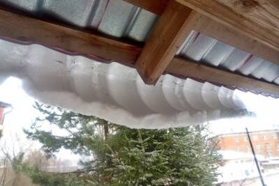 В смоленском МЧС предупредили об опасности схода снега с крыш домов