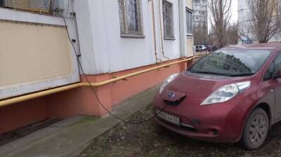 В Воронеже водитель зарядил электромобиль с балкона: появилось видео
