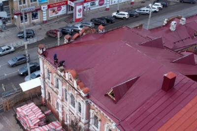 На здании бывшего дома купца Венедиктова завершают ремонт кровли