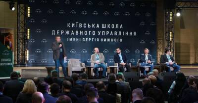 "Война против всех" или "Молодой Лукашенко". Прогноз на 2022 год от Украинского института будущего