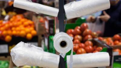 Супермаркеты АТБ начали брать деньги за пластиковые пакеты: сколько приходится платить