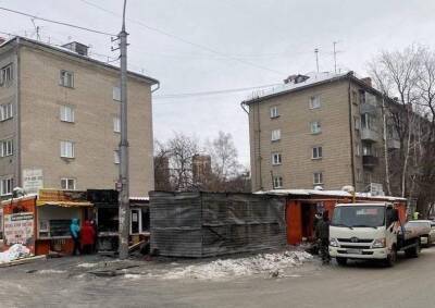В Новосибирске сгорел ларек с чебуреками на «Студенческой»