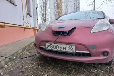 Воронежец возмутился, что владелец электромобиля заряжает машину с балкона