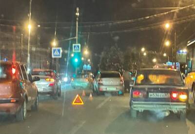Субботним вечером в Твери на Октябрьском проспекте столкнулись две легковушки