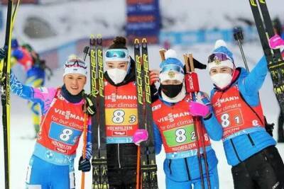 Церемония награждения российских биатлонисток, завоевавших серебро в эстафете на этапе КМ в Хохфильцене. ВИДЕО