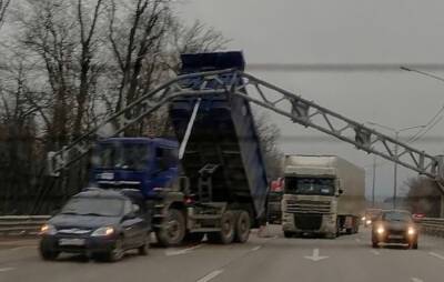 В Воронеже грузовик снёс за опору для дорожных знаков