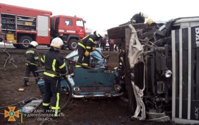 На Днепропетровщине ВАЗ попал под грузовик, две жертвы