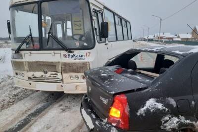 Иномарка врезалась в пассажирский автобус в Новгородском районе